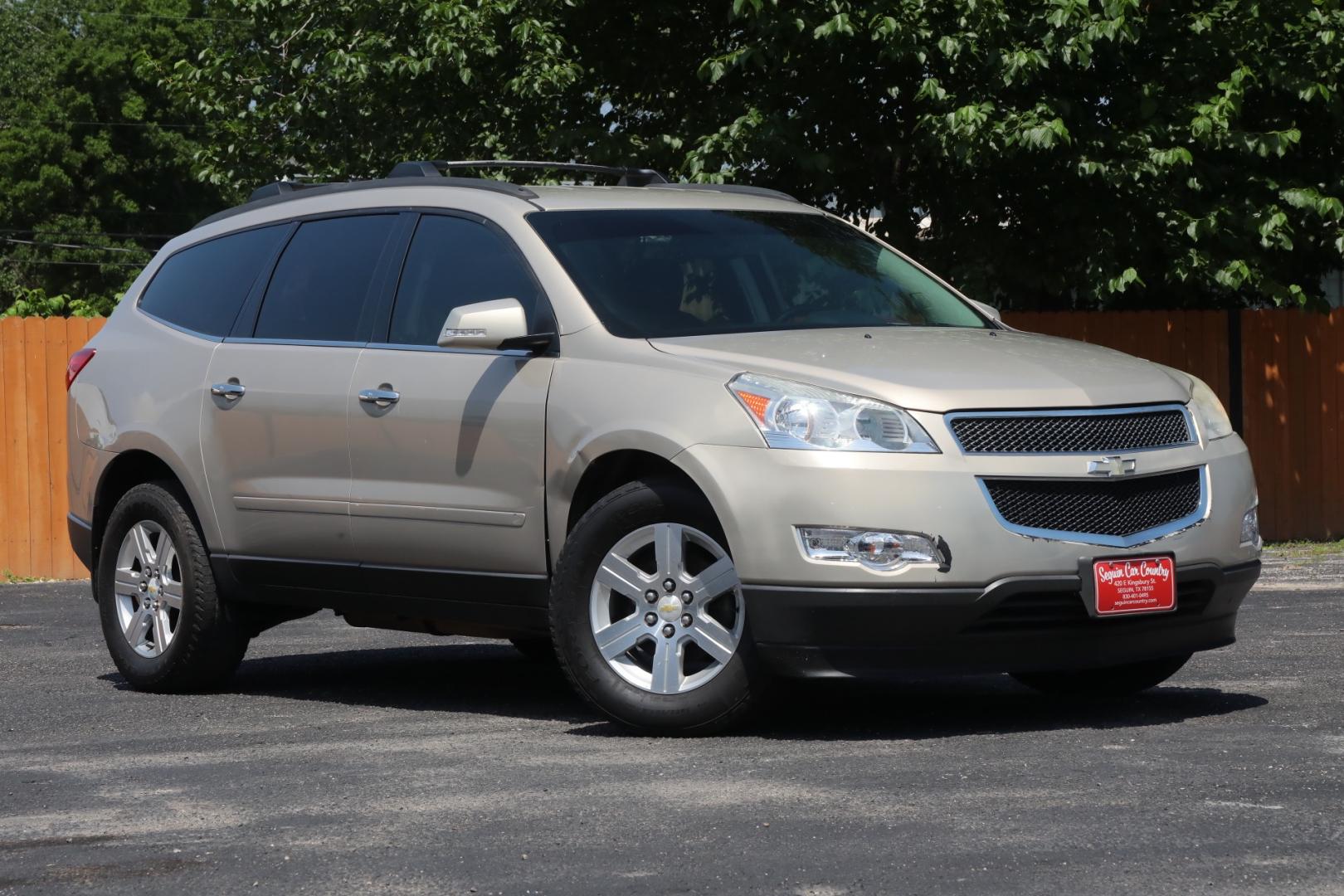 2012 TAN CHEVROLET TRAVERSE LT FWD (1GNKRGED1CJ) with an 3.6L V6 DOHC 24V engine, 6-SPEED AUTOMATIC transmission, located at 420 E. Kingsbury St., Seguin, TX, 78155, (830) 401-0495, 29.581060, -97.961647 - Photo#0